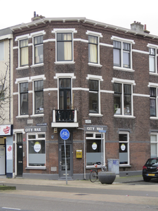 908789 Gezicht op het winkelhoekpand Amsterdamsestraatweg 290 te Utrecht, met rechts de Narcisstraat.N.B. bouwjaar: ...